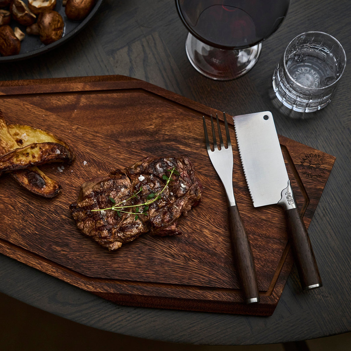 The Mancave Wild Beast Steak Set + 2 st. Bold Bourgogne-glas
