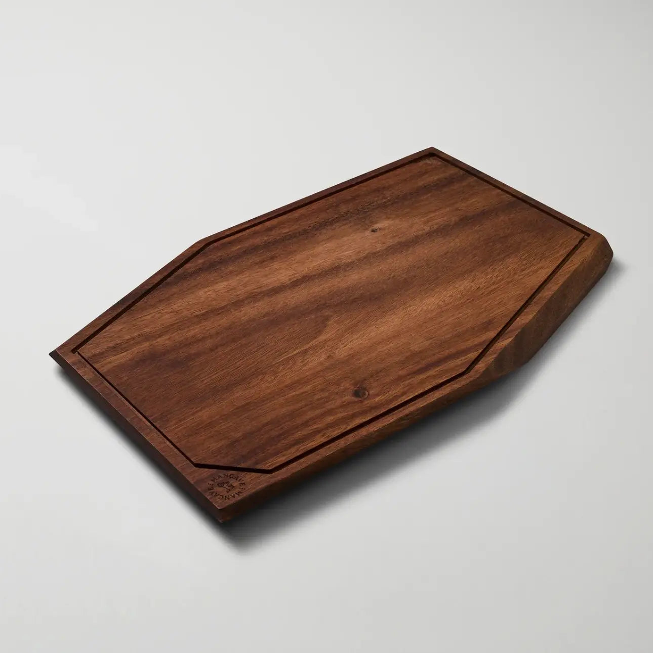 The Master's Board i massiv valnød - det ultimative skærebræt til seriøst kødarb ejde. Ekstra stort, ekstra solidt. Klarer alt fra groft til præcist.