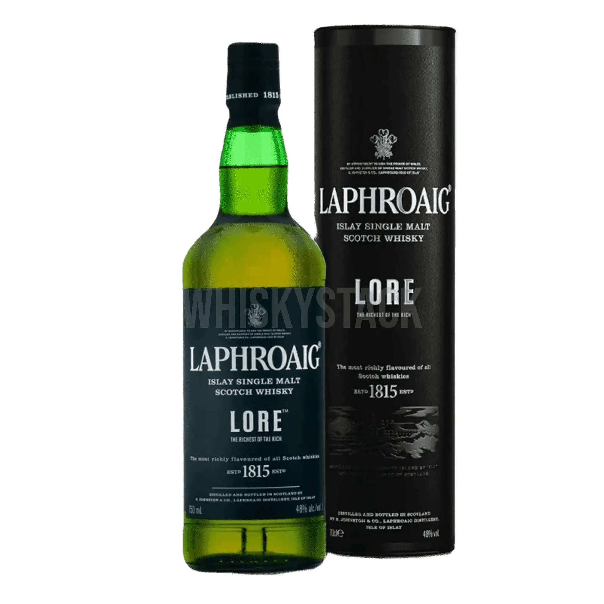 Flaske og box af Laphroaig Lore Single Malt Whisky med karakteristisk mørk etiket, fremvist foran en baggrund, der afspejler Islay's robuste kystlandskab, illustrerer whiskyens rige og røgede arv.