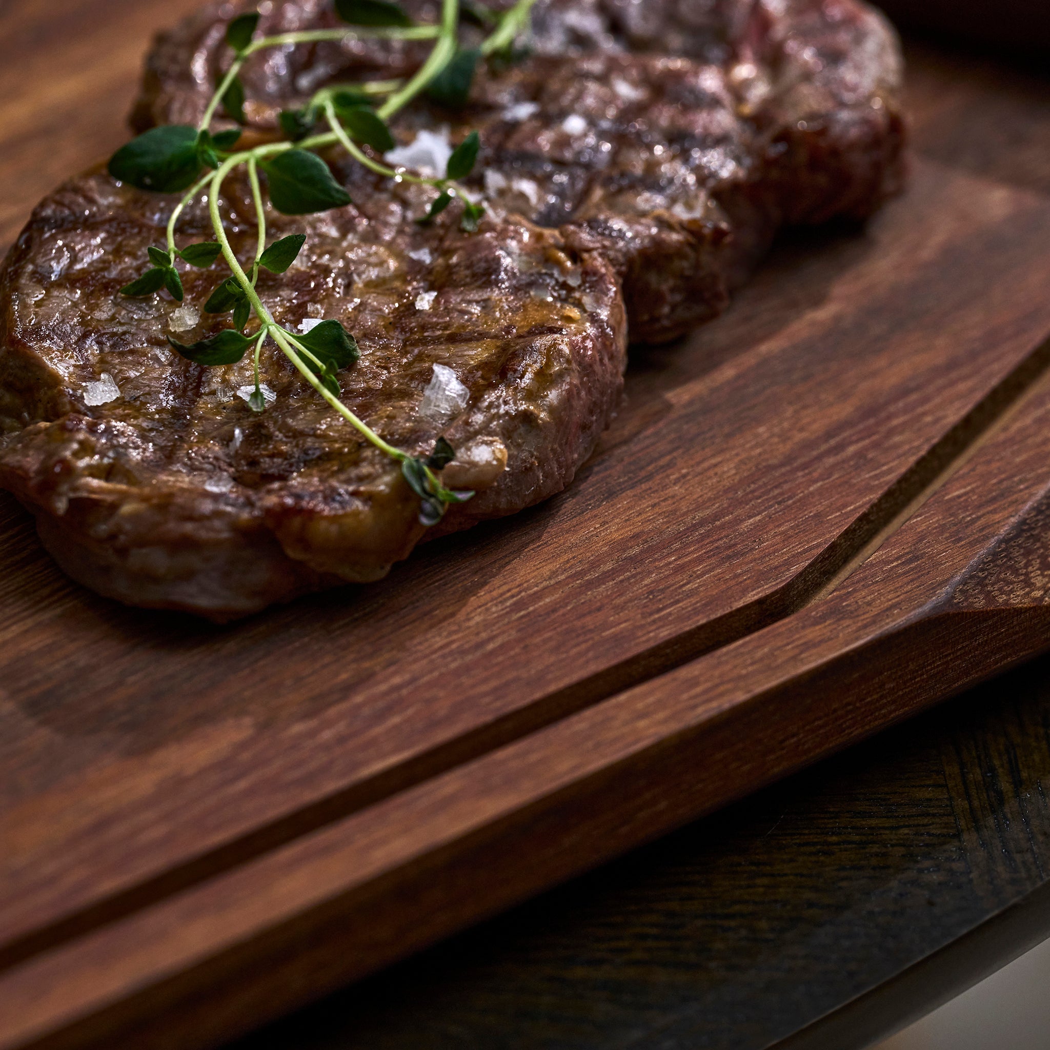 Skærebræt, tallerken, serveringsbræt, bestik til steaks – Whiskystack