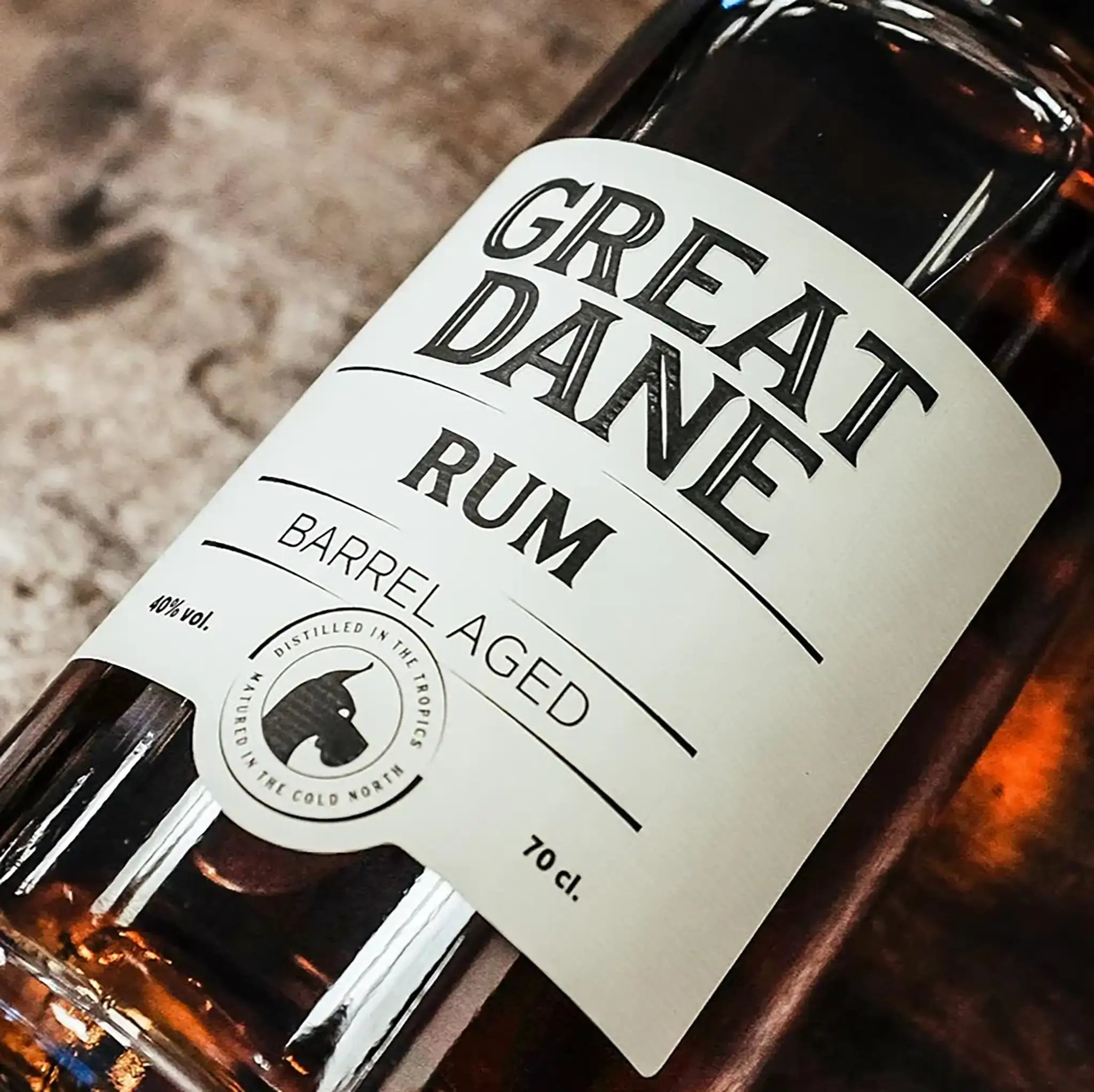 Great Dane Rum Flaske med Fokus På Label